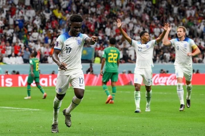 Penyerang Inggris, Bukayo Saka, merayakan gol yang dicetaknya dalam laga babak 16 besar Piala Dunia 2022 melawan Senegal, Minggu (4/12/2022) di Al Bayt Stadium, Al Khor.