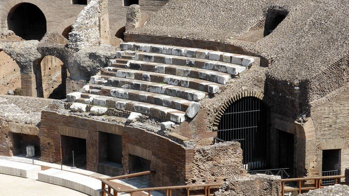 Colosseum memiliki tempat duduk yang sempit. Kecuali mereka yang berada di barisan depan, setiap penonton memiliki kursi selebar 38 cm dan ruang kaki sekitar 70 cm.