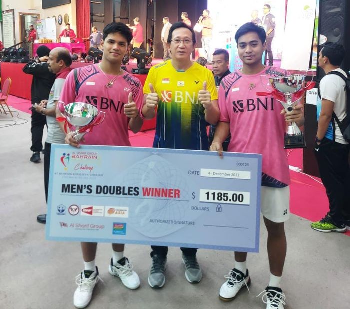 Pasangan ganda putra Indonesia, Muhammad Rayhan Nur Fadillah/Rahmat Hidayat, berpose setelah menjadi juara Bahrain International Challenge 2022 setelah menjalani final pada Minggu (4/12/2022).