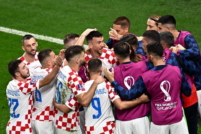 Para pemain timnas Kroasia merayakan kelolosan ke babak perempat final Piala Dunia 2022 usai kalahkan timnas Jepang di Al Janoub Stadium (5/12/2022).