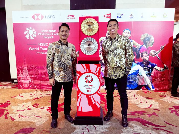 Pebulu tangkis tunggal putra Indonesia Anthony Sinisuka Ginting dan Jonatan Christie berpose di sela-sela Gala Dinner menuju BWF World Tour Finals 2022 di  Centara Grand and Bangkok Convention Center, Thailand, 5 Desember 2022.