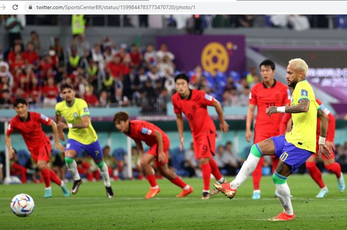 Penyerang timnas Brasil, Neymar, mencetak gol penalti ke gawang timnas Korea Selatan di Piala Dunia 2022