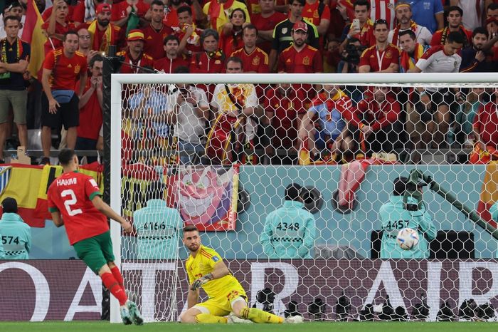 Achraf Hakimi cetak penalti Panenka dalam duel timnas Maroko vs Spanyol di babak 16 besar Piala Dunia 2022 di Education City Stadium (6/12/2022).