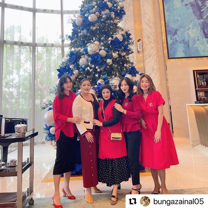 Puput Nastiti Devi saat merayakan Natal bersama para sahabatnya