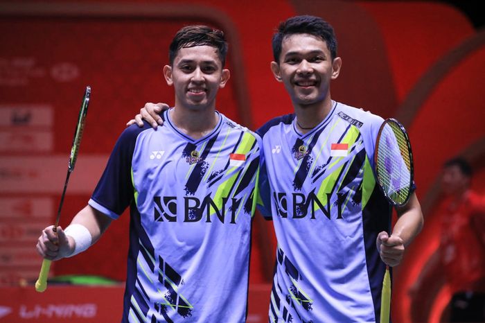 Pasangan ganda putra Indonesia, Fajar Alfian/Muhammad Rian  Ardianto, berpose setelah memenangi laga pertama BWF World Tour Finals 2022 di Nimibutr Arena, Bangkok, Thailand, Rabu (7/12/2022).