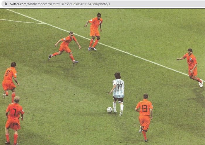 Aksi megabintang timnas Argentina, Lionel Messi, dalam laga fase grup melawan timnas Belanda pada Piala Dunia 2006.