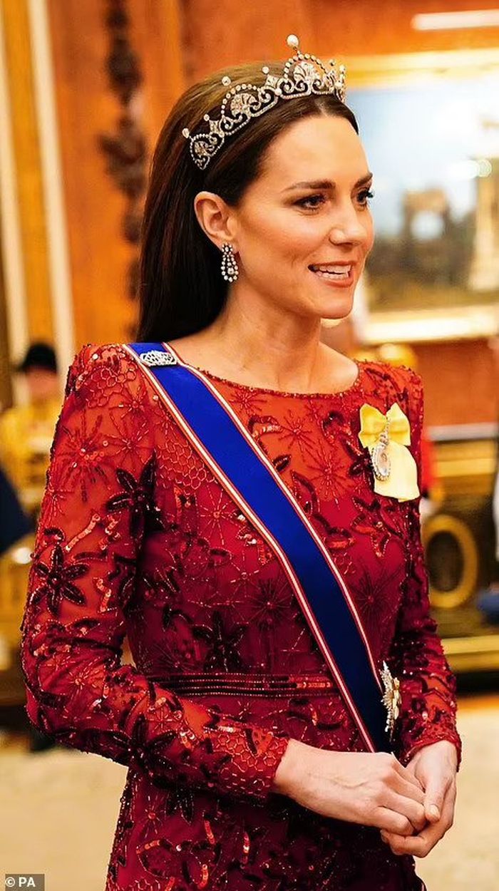 Cantiknya Kate Middleton dalam Balutan Gaun Merah dan Anting Milik Ratu
