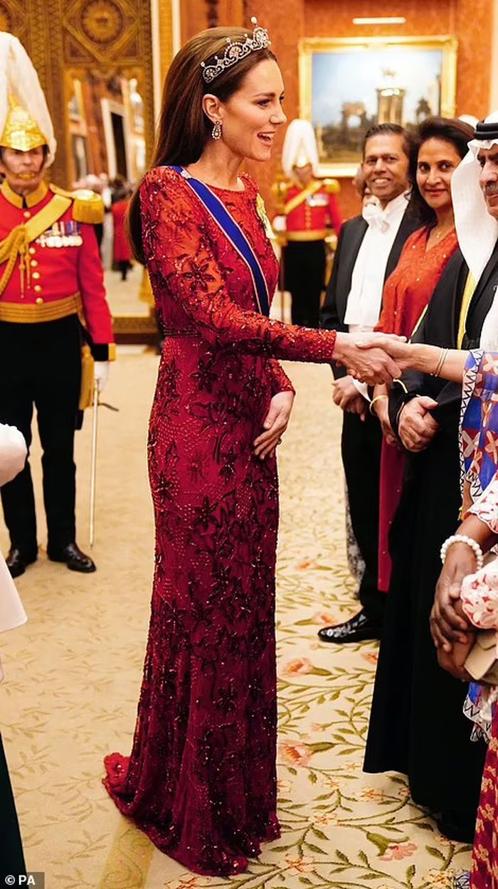 Cantiknya Kate Middleton dalam Balutan Gaun Merah dan Anting Milik Ratu