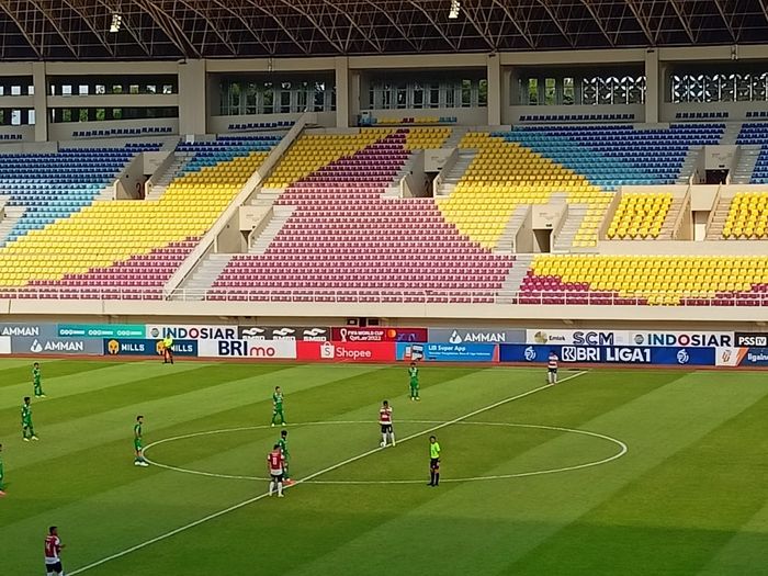 Suasana pertandingan Liga 1 2022/2023 pekan ke-13 antara PSS Sleman vs Madura United di Stadion Manahan, Surakarta, Kamis (8/11/2022).