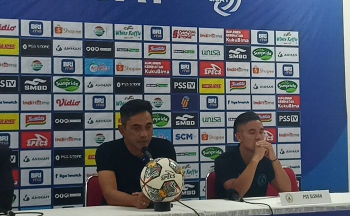 Pelatih PSS Sleman, Seto Nurdiantoro dalam jumpa pers setelah laga melawan Madura United di Stadion Manahan, Surakarta, Jawa Tengah, pada Kamis (8/12/2022).