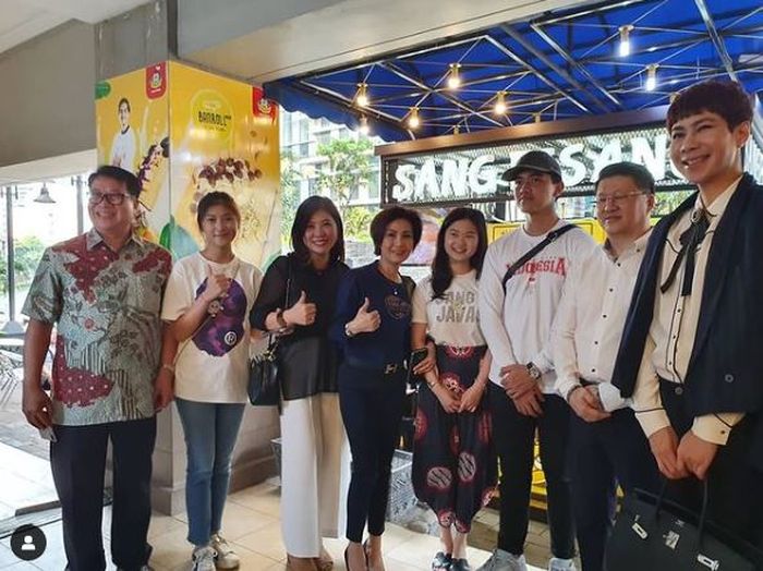 Kenangan Feli dan Kaesang dalam acara grand opening Sang Pisang