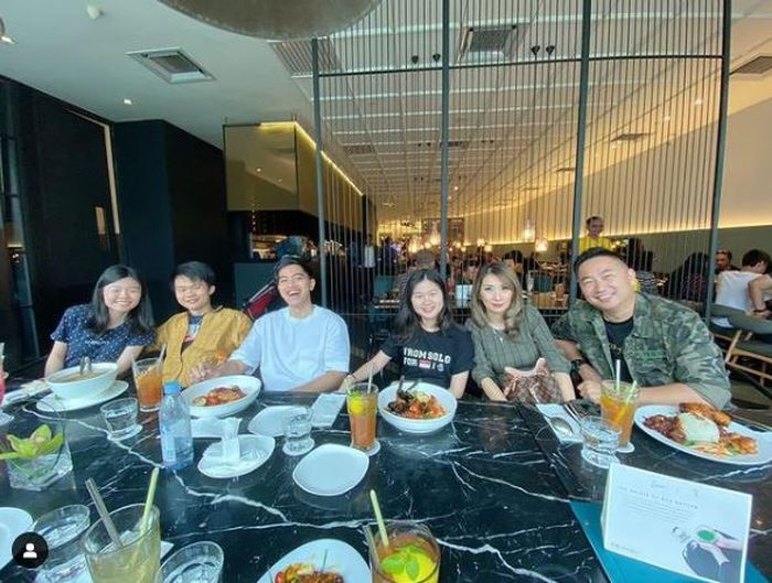 Kaesang dan Felicia menikmati makan siang di restoran elit