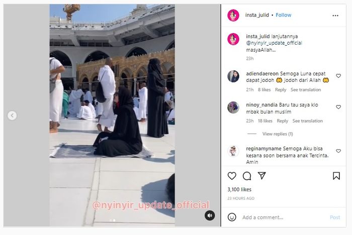 Luna Maya duduk bersimpuh sambil berdoa di depan kabah.