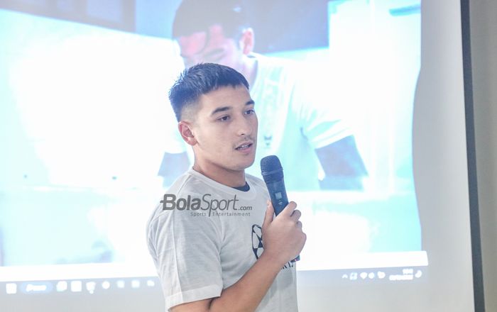 Pemain Persita Tangerang jebolan timnas U-19 Indonesia, Jack Brown, sedang memberikan sambutan di Sekolah Cikal, Lebak Bulus, Jakarta, 9 Desember 2022.