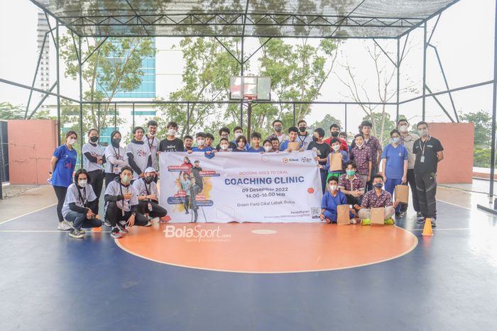 Sejumlah staf pelatih Indo Zone Sports sedang berfoto bersama dengan para peserta coaching clinic di Sekolah Cikal, Lebak Bulus, Jakarta, 9 Desember 2022.