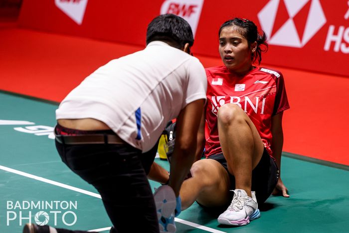 Pebulu tangkis tunggal putri Indonesia Gregoria Mariska Tunjung sedang mendapatkan perawatan dari tim medis pada pertandingan babak penyisihan di Grup A BWF World Tour Finals 2022 di Nimibutr Arena, Thailand, 9 Desember 2022.