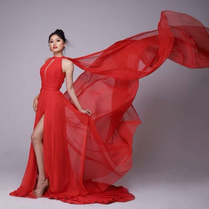 Erina Gudono pakai dress belahan samping