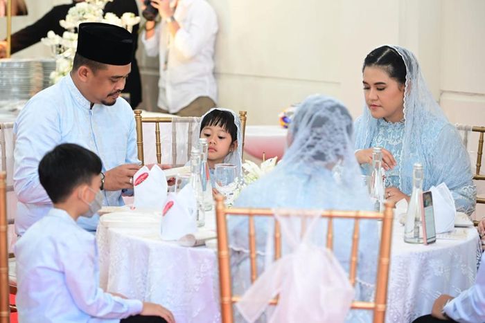 Potret menggemaskan Jan Ethes dan Sedah Mirah dalam acara pengajian jelang pernikahan Kaesang Pangarep dan Erina Gudono.