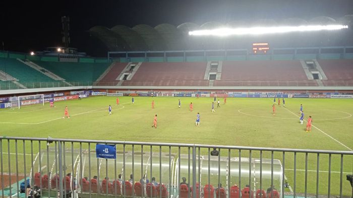 Suasana pertandingan PSIS Semarang vs Borneo FC di Stadion Maguwoharjo, Sleman pada Jumat (9/12/2022)