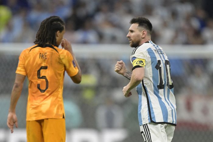 Striker timnas Argentina, Lionel Messi, melakukan selebrasi dekat bek timnas Belanda, Nathan Ake, dalam laga perempat final Piala Dunia 2022 di Stadion Lusail, Jumat (9/12/2022).