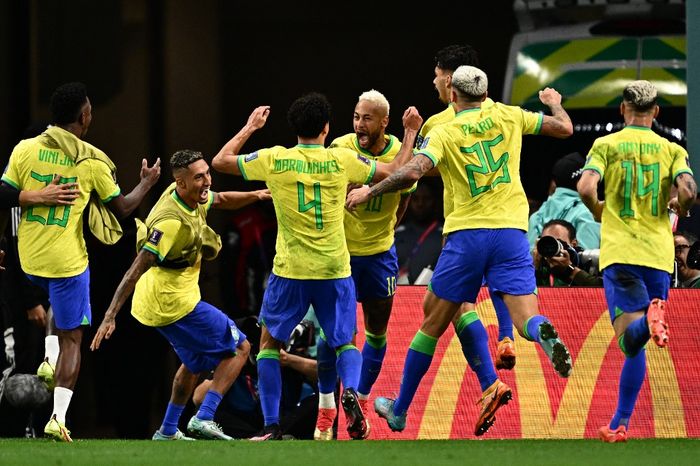 Para pemain timnas Brasil merayakan gol Neymar ke gawang timnas Kroasia dalam laga perempat final Piala Dunia 2022 di Stadion Education City, Jumat (9/12/2022).