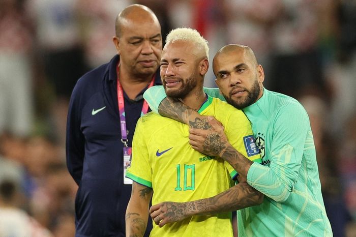 Striker timnas Brasil, Neymar (tengah), menangis seusai laga perempat final Piala Dunia 2022 kontra timnas Kroasia di Stadion Education City, Jumat (9/12/2022).