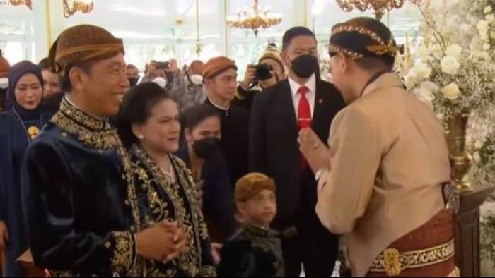 Bhre Cakrahutomo Wira Sudjiwo memberikan pin kepada Presiden Jokowi di pernikahan Kaesang dan Erina Gudono