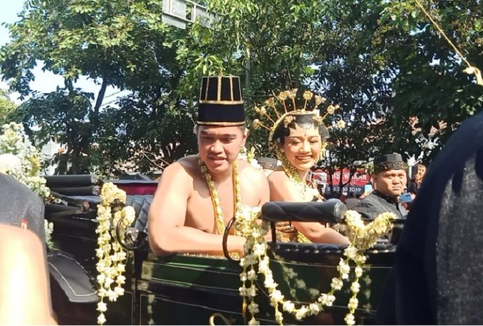 Kaesang Pangarep dan Erina Gudono saat kirab, Minggu (11/12/2022).