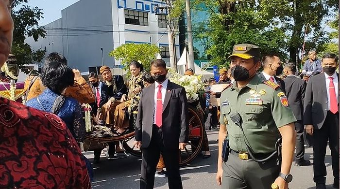 Jokowi bersiap bagikan souvenir pada warga Solo, Minggu (11/12/2022)