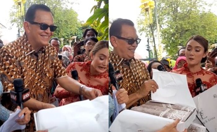 Roy Marten menunjukkan isi souvenir pernikahan Kaesang dan Erina