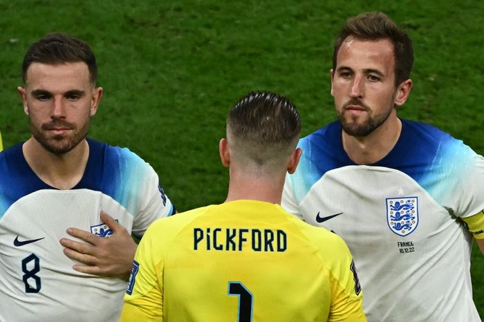 Ekspresi termenung Jordan Henderson, Jordan Pickford, dan Harry Kane usai timnas Inggris kalah dari timnas Prancis dalam laga perempat final Piala Dunia 2022 di Stadion Al Bayt, Sabtu (10/12/2022).