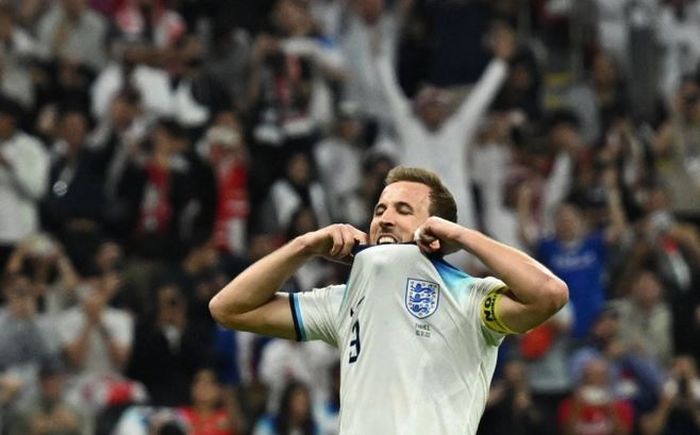 Ekspresi striker Inggris, Harry Kane, usai gagal mencetak gol penalti pada laga melawan Prancis di babak perempat final Piala Dunia 2022.