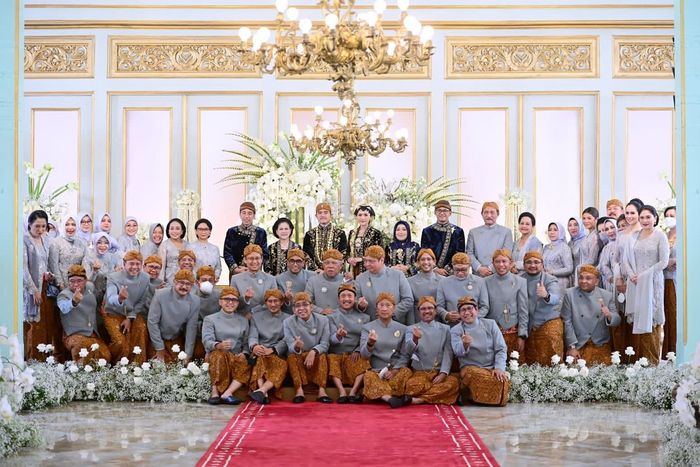 Para menteri berpose bareng mempelai pengantin Kaesang Pangarep dan Erina Gudono di Solo, Minggu (11/12/2022).