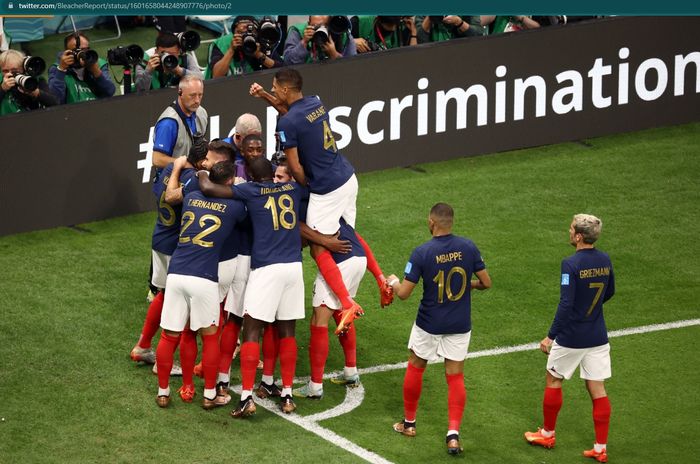 Selebrasi para pemain timnas Prancis usai mencetak gol ke gawang timnas Inggris dalam laga perempat final Piala Dunia 2022.