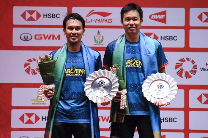 Pasangan ganda putra Indonesia, Mohammad Ahsan/Hendra Setiawan, di podium BWF World Tour Finals 2022, Nimibutr Stadium, Bangkok, Thailand, Minggu (11/12/2022).