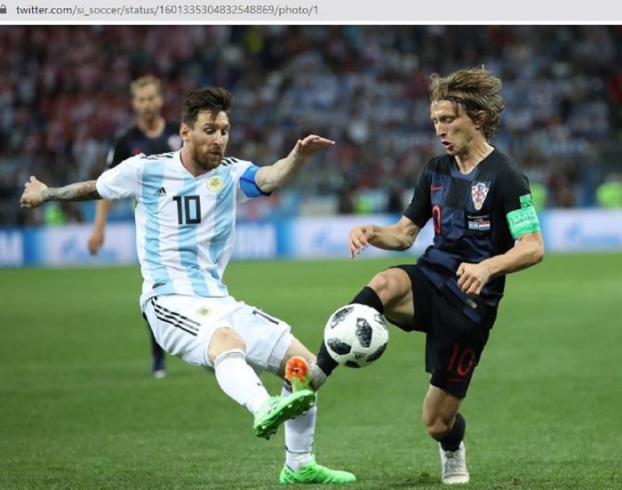 Lionel Messi dan Luka Modrid berduel dalam laga timnas Argentina melawan timnas Kroaisa pada fase grup Piala Dunia 2018.