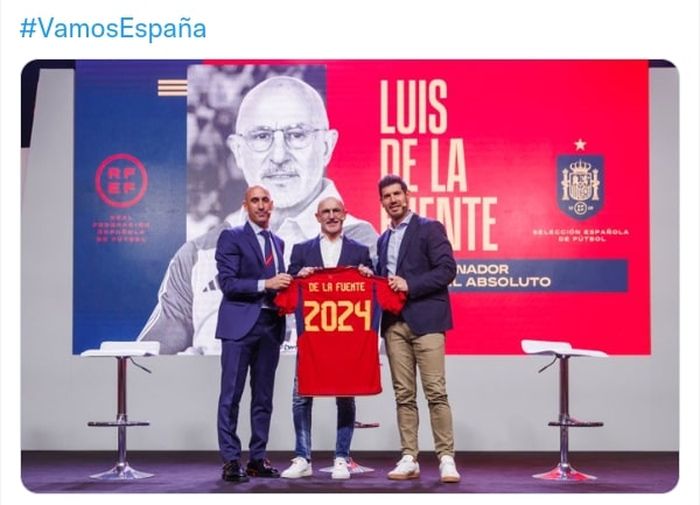 Luis de la Fuente (tengah) diperkenalkan sebagai pelatih timnas Spanyol menggantikan Luis Enrique yang gagal di Piala Dunia 2022.