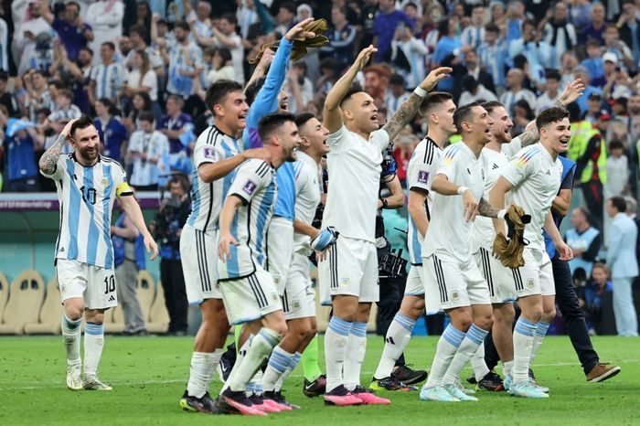 Lionel Messi dan kawan-kawan merayakan kemenangan timnas Argentina atas timnas Kroasia pada laga semifinal Piala Dunia 2022, Rabu (14/12/2022) dini hari WIB di Lusail Stadium.