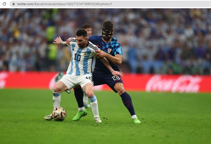 Lionel Messi berduel dengan Josko Gvardiol dalam laga antara timnas Argentina dan timnas Kroasia pada babak semifinal Piala Dunia 2022 di Lusail Iconic Stadium, Selasa (13/12/2022).