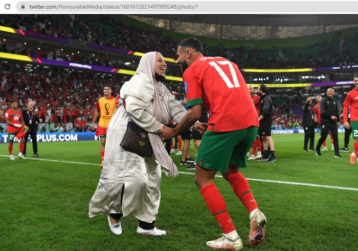 Winger timnas Maroko, Sofiane Boufal, merayakan kemenangan atas timnas Portugal dalam babak perempat final Piala Dunia 2022 bersama ibunya.