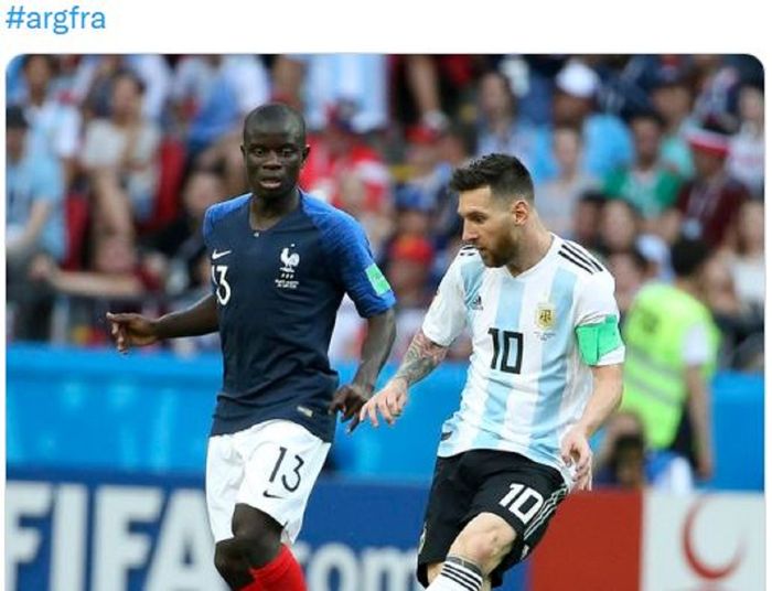 Gelandang timnas Prancis, N'Golo Kante, saat berduel dengan striker timnas Argentina, Lionel Messi, pada laga 16 besar Piala Dunia 2018.
