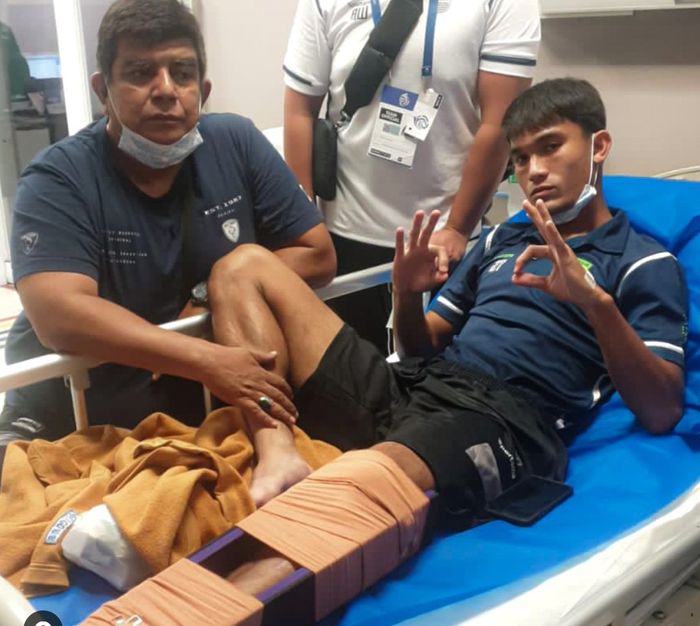 Pemain Persib Bandung, Zalnando mendapatkan perawatan di rumah sakit usai mengalami cedera di laga melawan Dewa United di Stadion Manahan, Surakarta, Rabu (14/12/2022).
