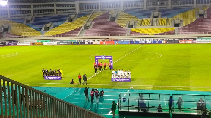 Suasana pertandingan PSS Sleman Vs PSIS Semarang di Stadion Manahan, Solo, Jumat (16/12/2022).