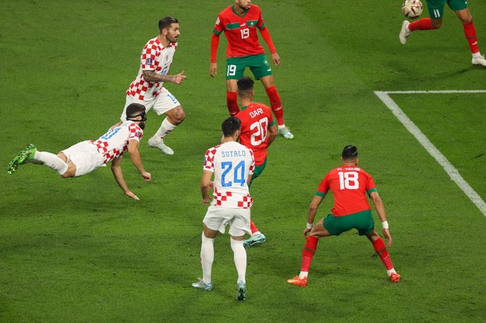 Bek timnas Kroasia, Josko Gvardiol, mencetak gol ke gawang timnas Maroko pada partai perebutan tempat ketiga Piala Dunia 2022 di Stadion Khalifa International, Sabtu (17/12/2022).