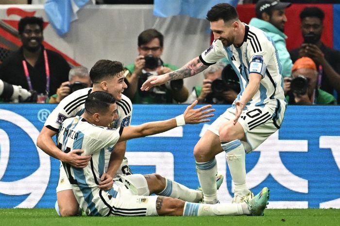 Julian Alvarez, Angel Di Maria, dan Lionel Messi merayakan gol timnas Argentina ke gawang timnas Prancis dalam laga final Piala Dunia 2022 di Stadion Lusail, Minggu (18/12/2022).