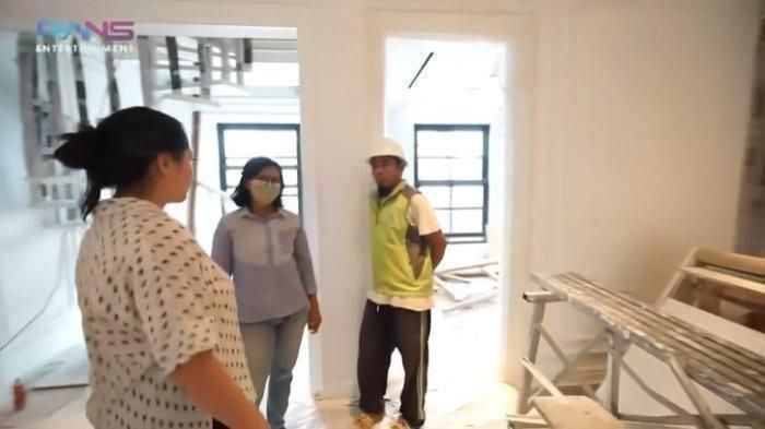 Kuli bangunan Raffi Ahmad diganggu sosok anak kecil yang sering tertawa di malam hari, Kamis (15/12/2022). Foto : Nagita Slavina saat melihat progress rumah mewahnya yang sedang dibangun. 