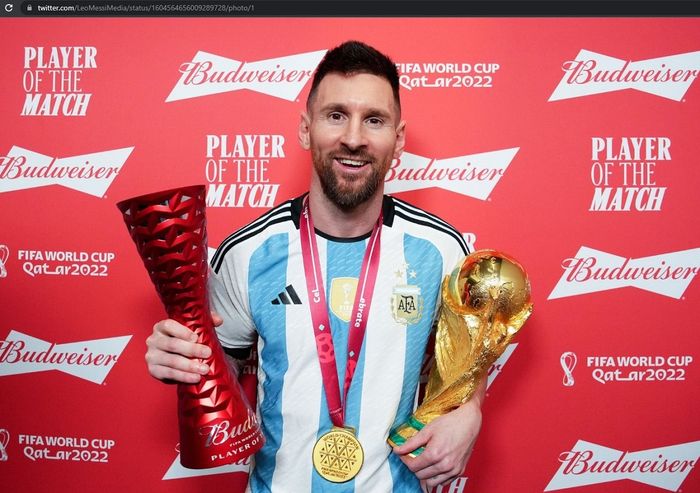 Lionel Messi berpose dengan trofi Piala Dunia 2022 dan penghargaan Man of the Match final yang mempertemukan timnas Argentina vs timnas Prancis.