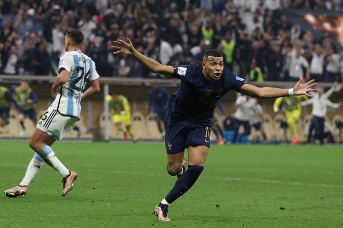 Striker timnas Prancis, Kylian Mbappe, merayakan gol ke gawang timnas Argentina dalam laga final Piala Dunia 2022 di Stadion Lusail, Minggu (18/12/2022).