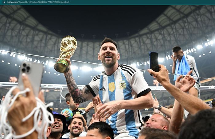 Lionel Messi merayakan kesuksesan timnas Argentina menjuarai Piala Dunia 2022 selepas kemenangan adu penalti 4-2 atas timnas Prancis.