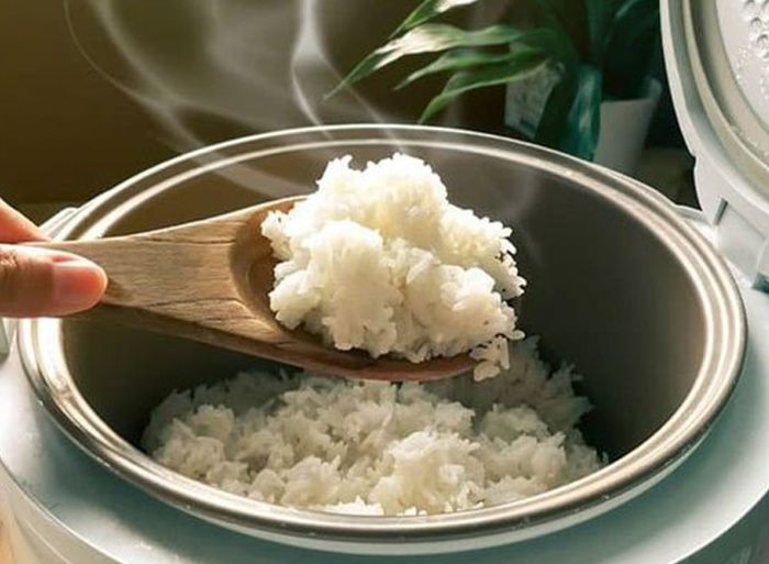 Trik masak nasi biar gak lengket di panci rice cooker ternyata begini caranya.